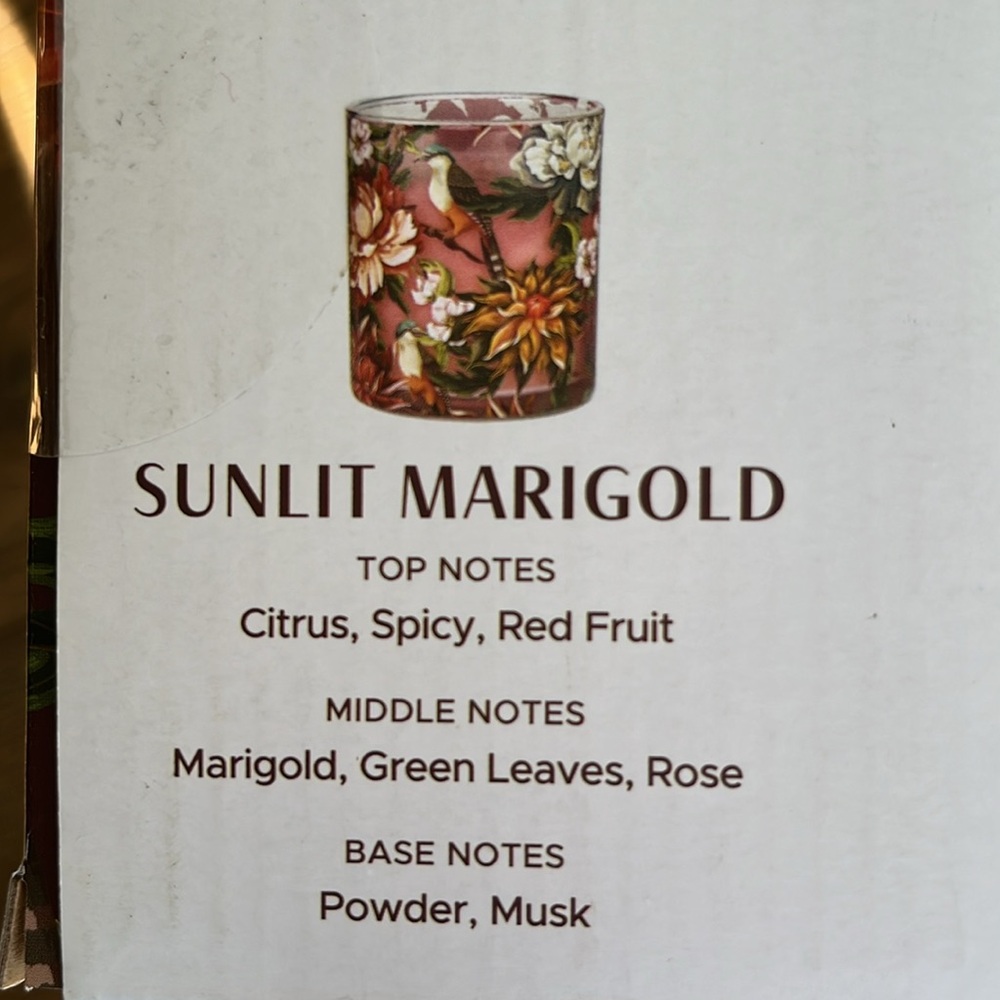 NWT 11oz Soy Candle SUNLIT MARIGOLD scent in Floral glass holder. - Picture 5 of 5